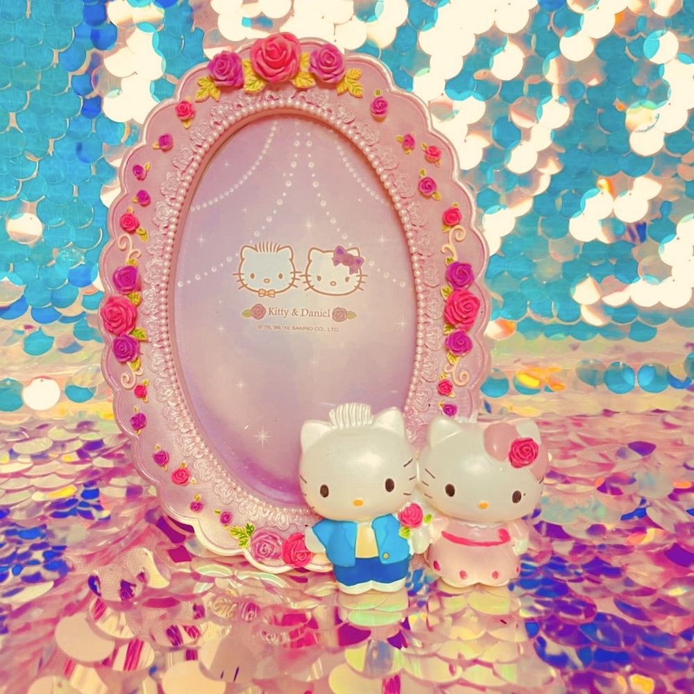 Sanrio Hello Kitty Dear Daniel Tea Roses Oval Frame